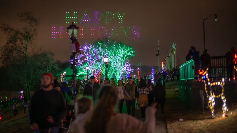 États-Unis : Spectacle de drones et marché de Noël attirent des milliers de visiteurs à Christmas on the Cumberland