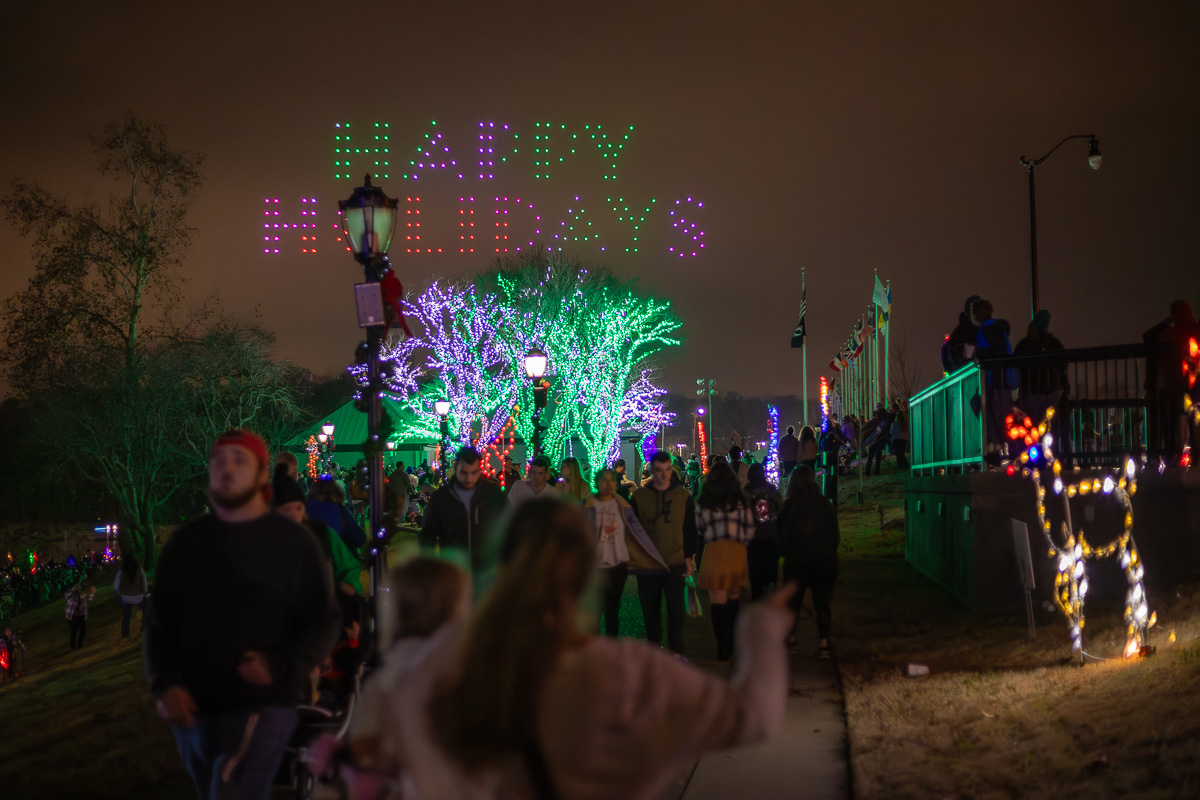 États-Unis : Spectacle de drones et marché de Noël attirent des milliers de visiteurs à Christmas on the Cumberland