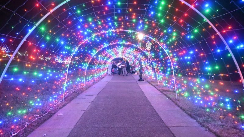 États-Unis : Un spectacle de drones illumine le ciel de Clarksville pour Noël