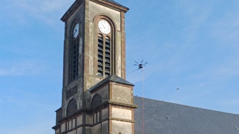 France – Une innovation propre : un drone pour nettoyer la façade de l&rsquo;église Saint-Clément