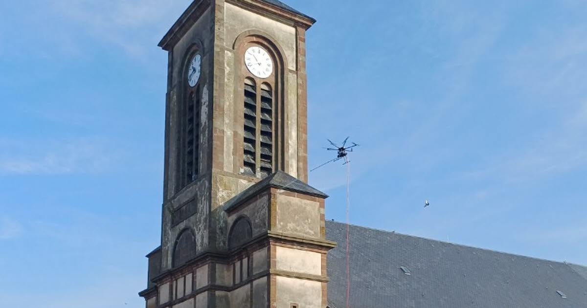 France – Une innovation propre : un drone pour nettoyer la façade de l&rsquo;église Saint-Clément