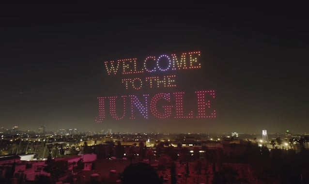 Guns N&rsquo; Roses et un spectacle de drones à Los Angeles pour annoncer leur tournée mondiale 2026