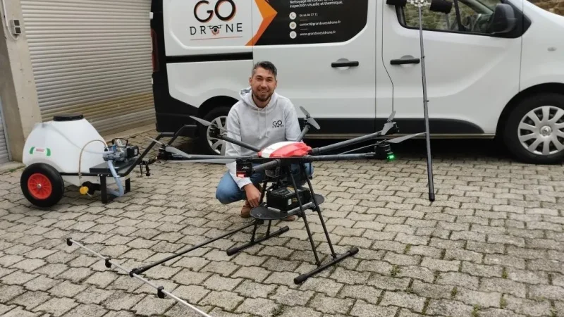 Innovation en Bretagne : Un Ancien Agent SNCF Réinvente le Nettoyage de Toitures avec des Drones