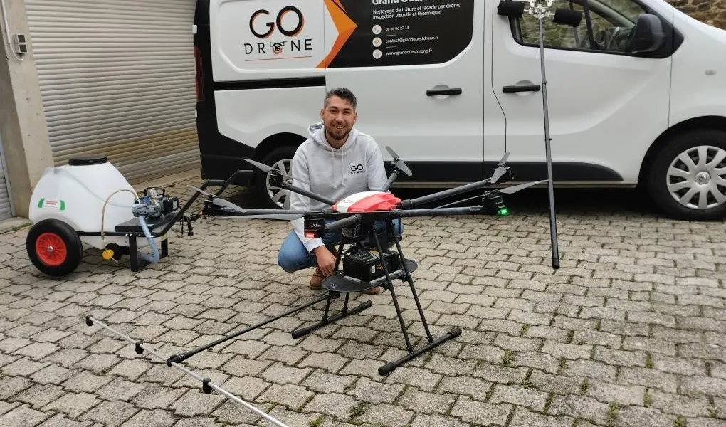 Innovation en Bretagne : Un Ancien Agent SNCF Réinvente le Nettoyage de Toitures avec des Drones