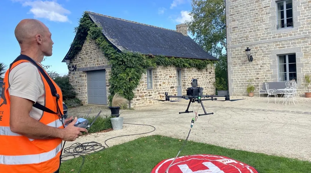 La révolution du nettoyage de toiture : le drone prend de la hauteur