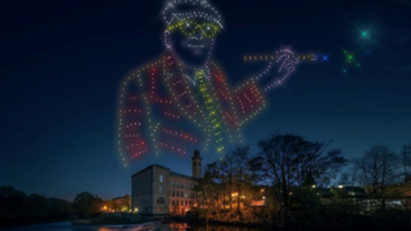 Le ciel de Saltaire s&rsquo;illumine aux couleurs de David Hockney grâce à un spectacle de drones