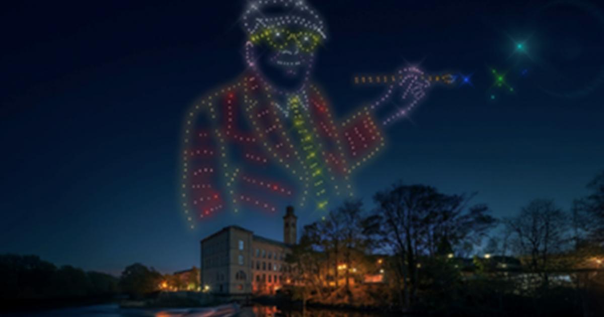 Le ciel de Saltaire s&rsquo;illumine aux couleurs de David Hockney grâce à un spectacle de drones