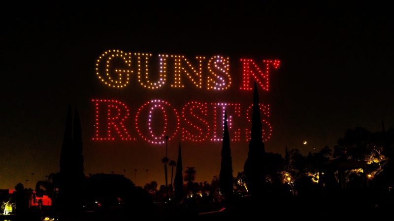 Les Guns N’ Roses illuminent le ciel avec un spectacle de drones spectaculaires