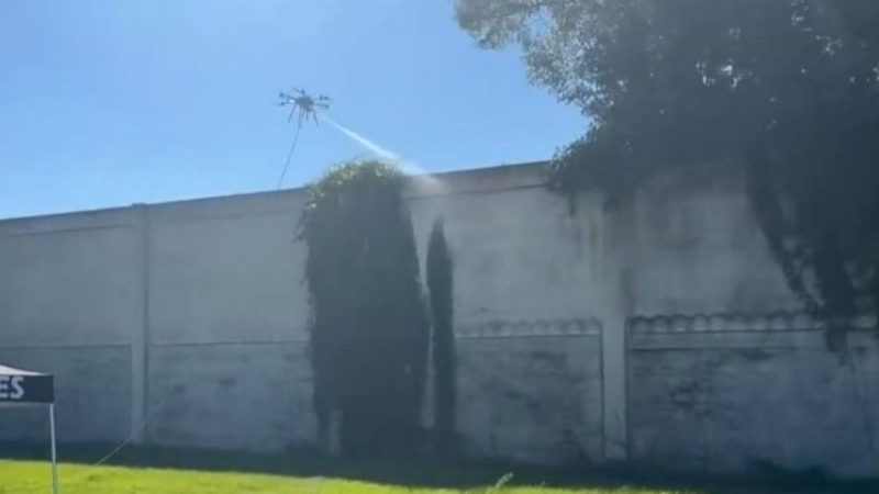 Nettoyage innovant des murs anti-bruit aux États-Unis grâce aux drones