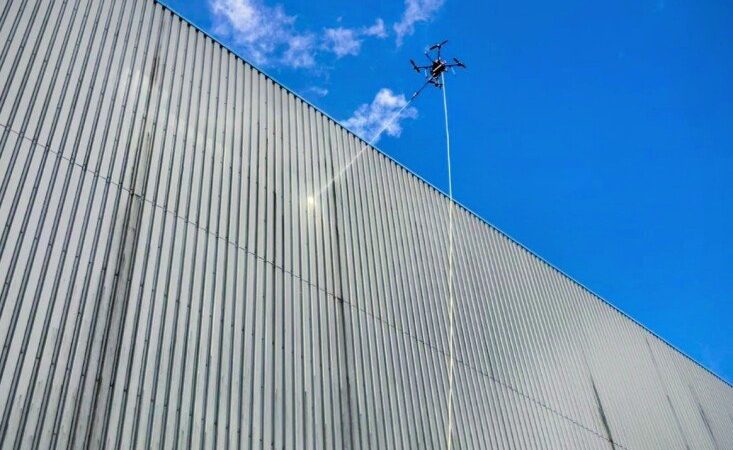 Révolution dans le nettoyage de bâtiments : les drones prennent leur envol en Guadeloupe