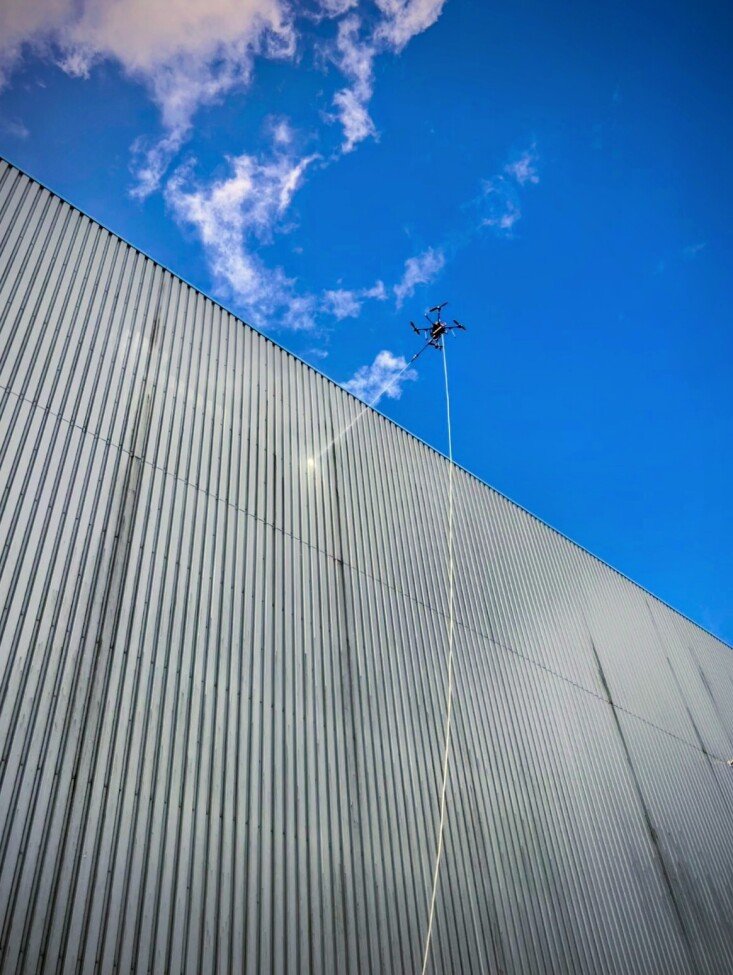 Révolution dans le nettoyage de bâtiments : les drones prennent leur envol en Guadeloupe