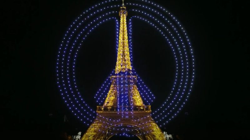 Spectacle de drones en hommage aux victimes des attentats du 13 novembre en France