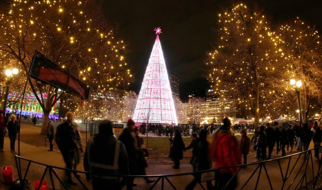#USA Les spectacles de drones illuminent Denver pour les fêtes