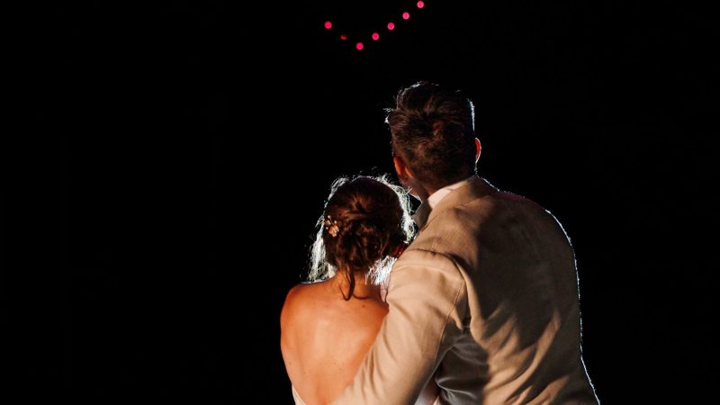Un mariage féerique illuminé par un spectacle de drones