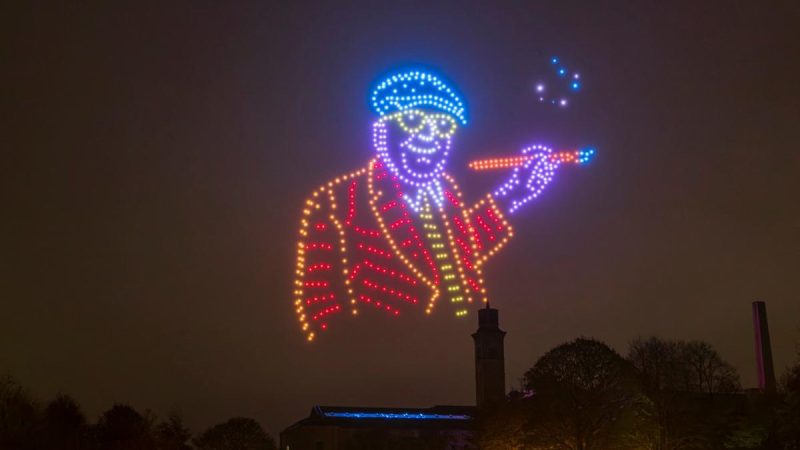 Un spectacle céleste en Angleterre : Le show de David Hockney illuminera-t-il Saltaire ce soir ?