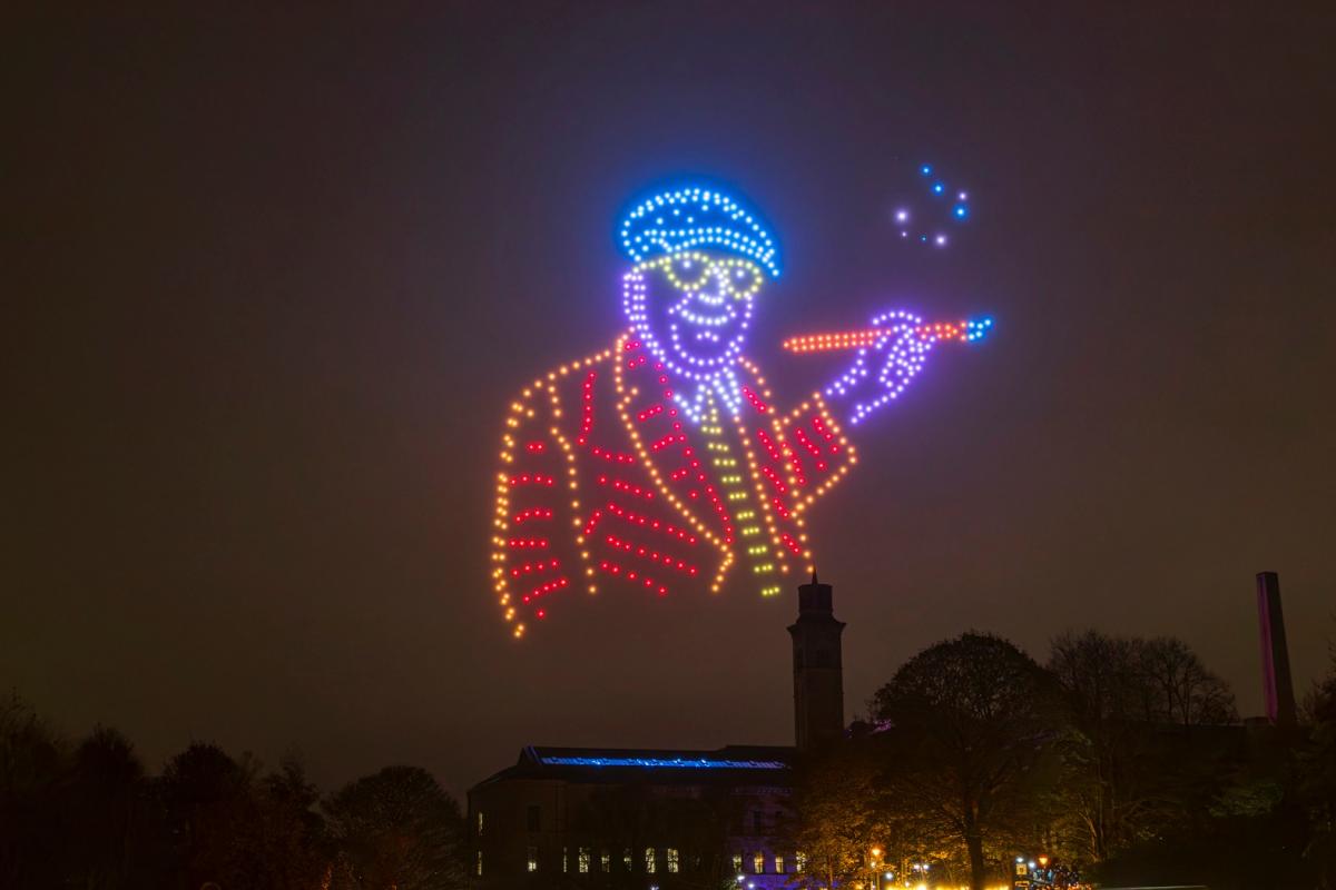 Un spectacle céleste en Angleterre : Le show de David Hockney illuminera-t-il Saltaire ce soir ?