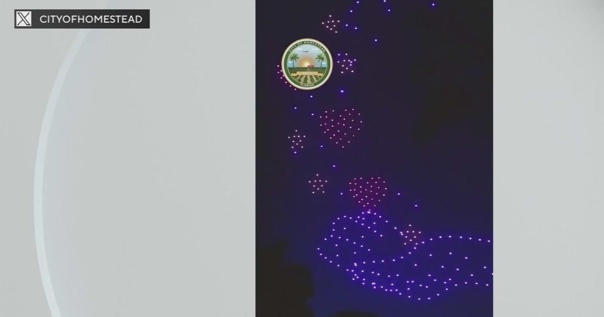 Un spectacle de drones illumine le ciel en hommage aux vétérans à Homestead