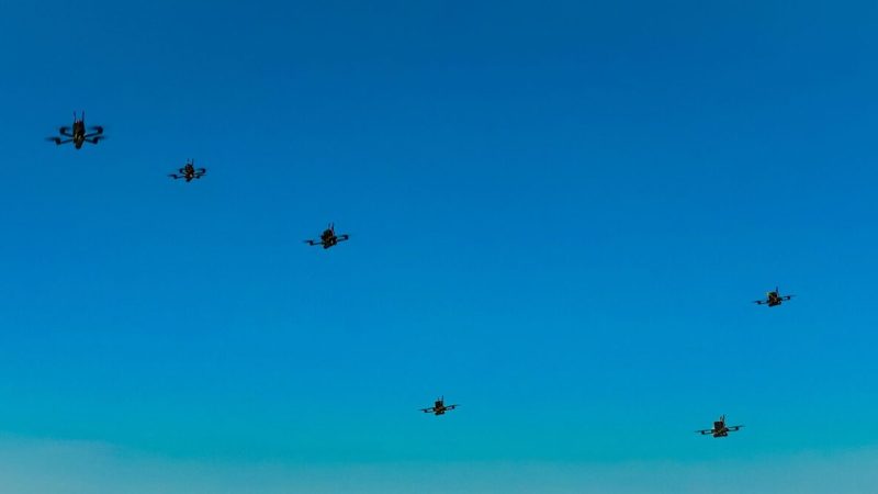 Auterion démontre la première nuée de drones de combat multi-fabricants