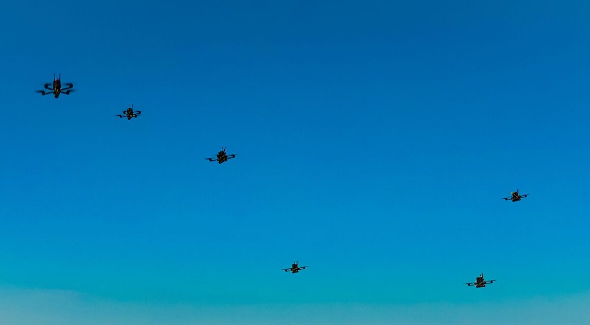 Auterion démontre la première nuée de drones de combat multi-fabricants