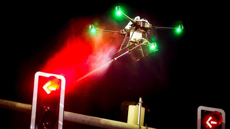 Dubai : Les drones au service du nettoyage des feux de signalisation