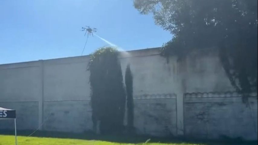 Innovation dans le Nettoyage Urbain : Les Drones à Pression Nettoient les Murs Anti-Bruit en Louisiane