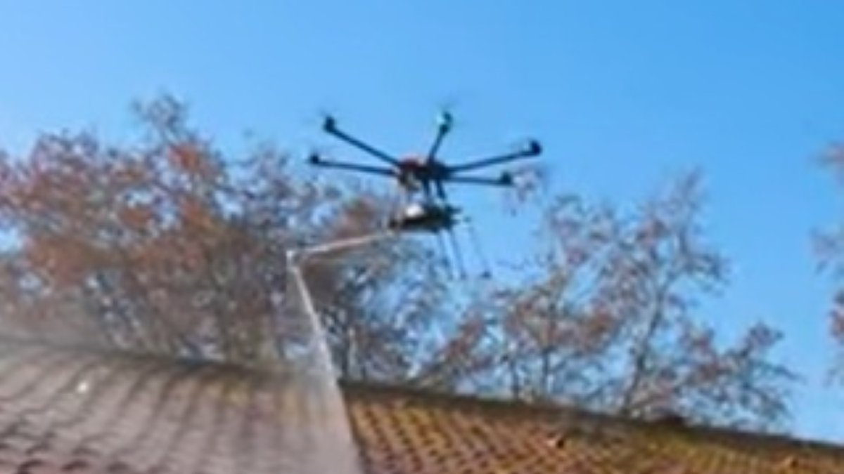 Innovation en France : Nettoyage de toits par drones à Saint-Cyprien