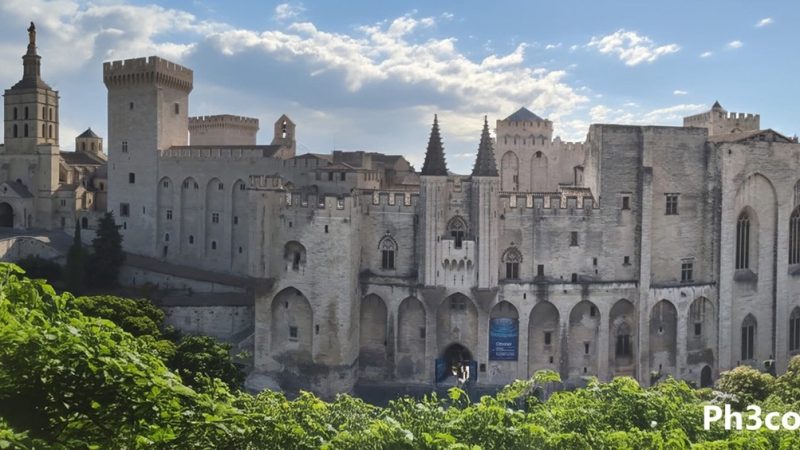 PH3COM et Citeos illuminent le Palais des Papes avec une technologie de drone innovante
