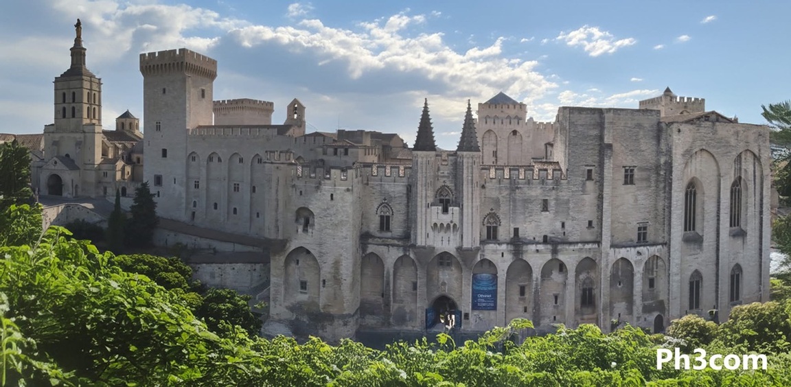 PH3COM et Citeos illuminent le Palais des Papes avec une technologie de drone innovante