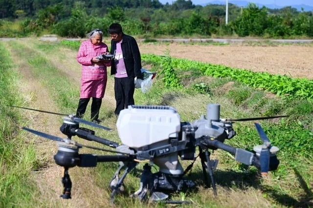 À 82 ans, elle pilote un drone pour vendre ses produits en direct