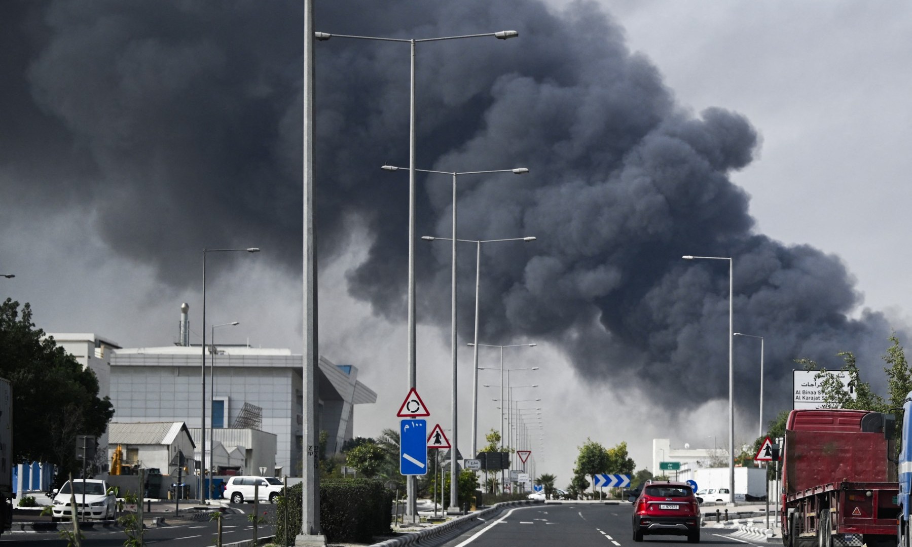 Escalade des tensions : l&rsquo;Iran lance des missiles et des drones à travers la région du Golfe