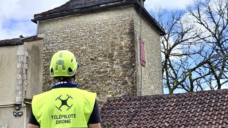 Aéro Clean 46 : l&rsquo;innovation par drone pour le nettoyage de toitures et façades