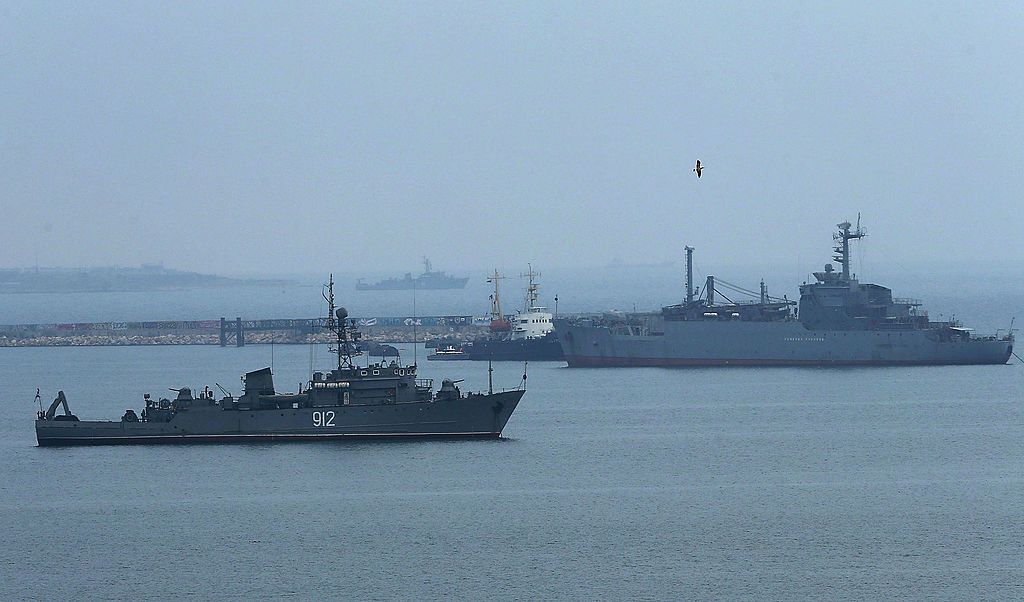 Crimée : trois navires russes et un MiG-31 endommagés lors de frappes nocturnes majeures