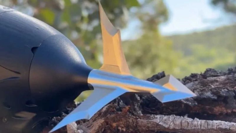Un drone FPV équipé d&rsquo;une épée volante: quand l&rsquo;innovation rencontre le Moyen Âge