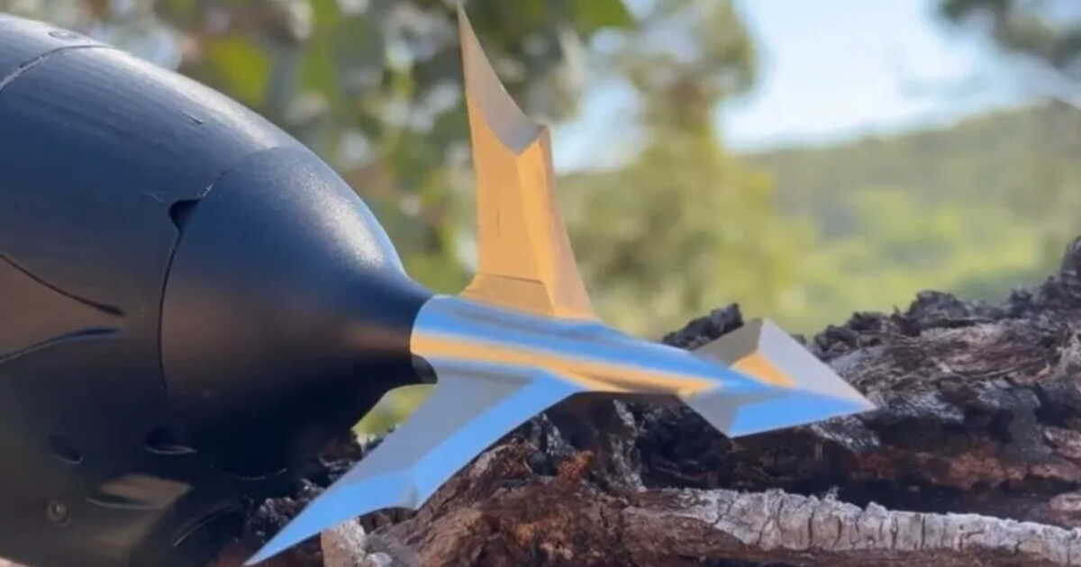 Un drone FPV équipé d&rsquo;une épée volante: quand l&rsquo;innovation rencontre le Moyen Âge