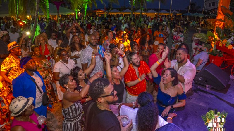 Un spectacle de drones intègre le festival caribéen annuel de Floride