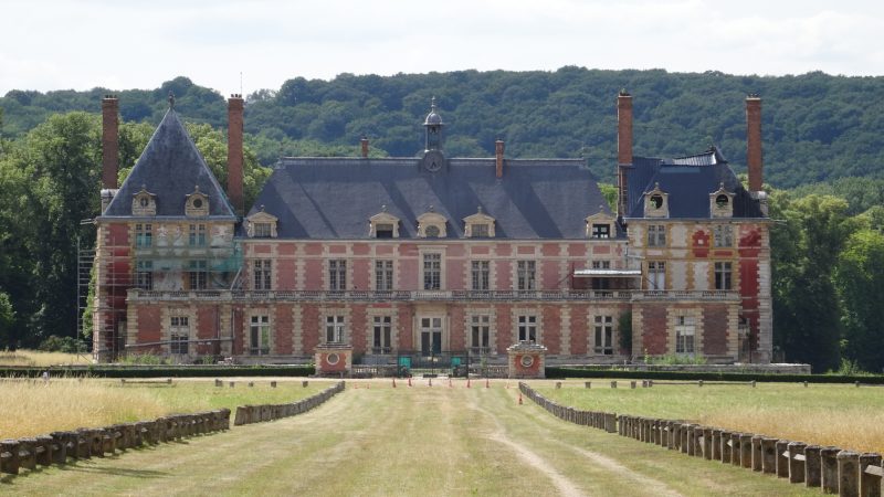 Spectacle de drones à Rosny-sur-Seine : 250 appareils illumineront le ciel du château en mai 2026