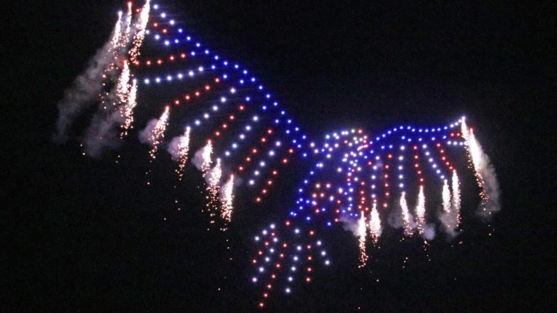 Un spectacle de drones pyrotechniques à Westerly attire 250 participants