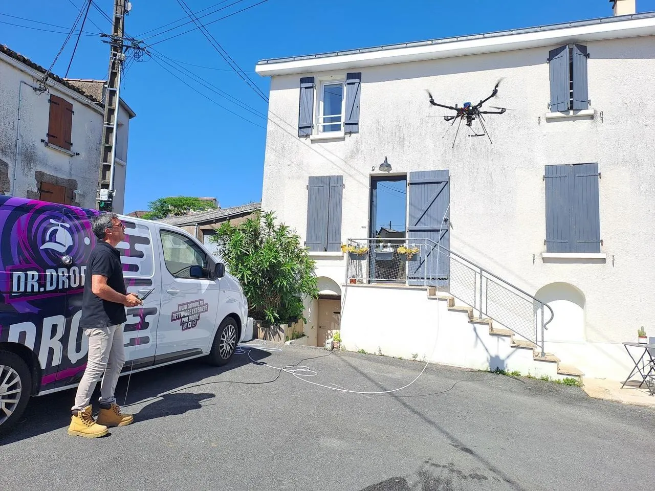 Un Choletais innove en nettoyage de façades avec des drones