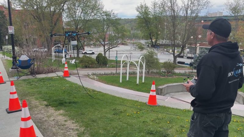 Un drone laveur de vitres fait sensation à Sherbrooke