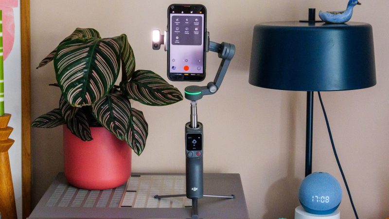 DJI Osmo Mobile 8P : le gimbal smartphone qui corrige enfin le défaut majeur de la série