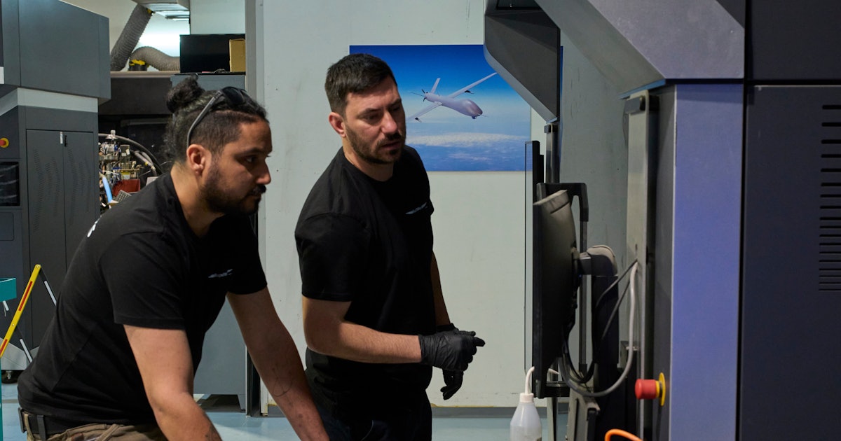 Des imprimantes 3D géantes, initialement destinées au cinéma, produisent désormais des pièces de drones militaires