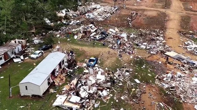 Des images de drone révèlent l&rsquo;ampleur des dégâts après une tornade dans le Mississippi
