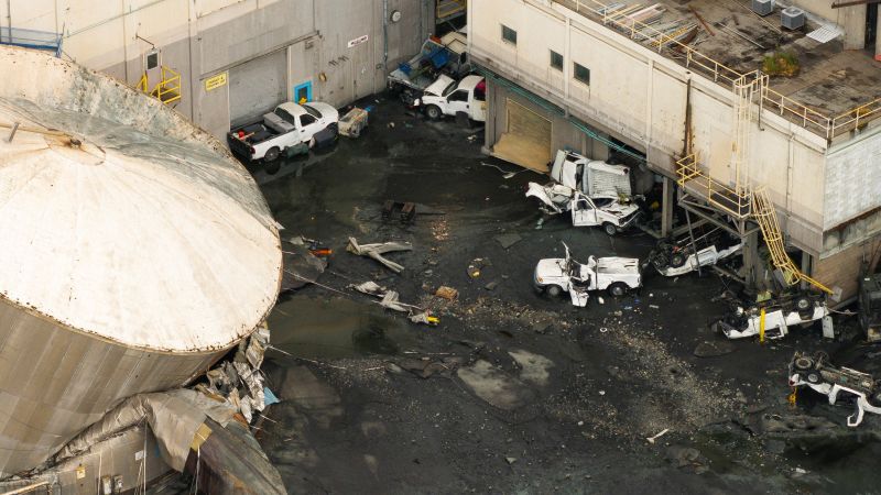 Images de drone : le réservoir chimique endommagé après l&rsquo;implosion mortelle de l&rsquo;usine de Longview