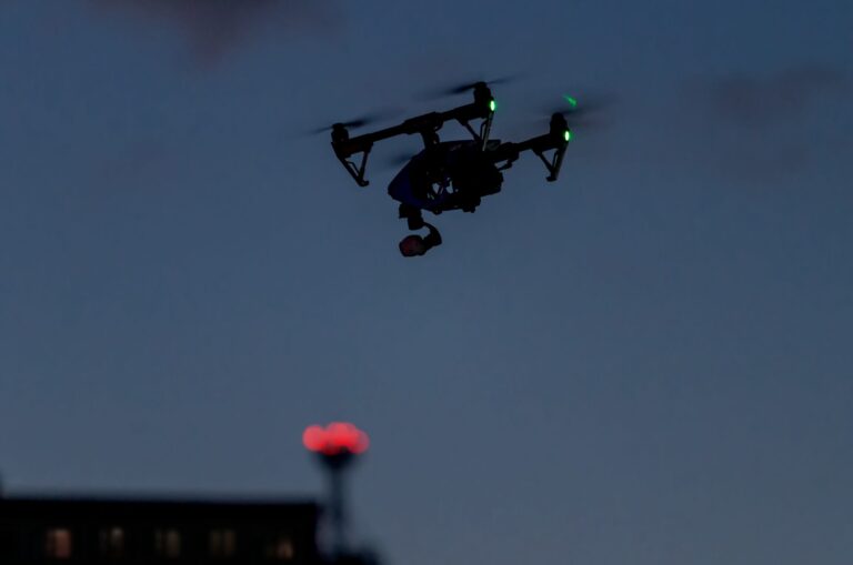Le spectacle de drones de Vivid Sydney tourne au désastre aquatique