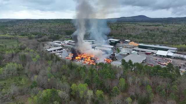 Impressionnantes images de drone : un incendie massif ravage une scierie du Maine