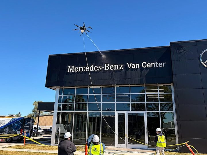 Un ancien développeur crée une startup de nettoyage par drone après avoir perdu son emploi à cause de l&rsquo;IA