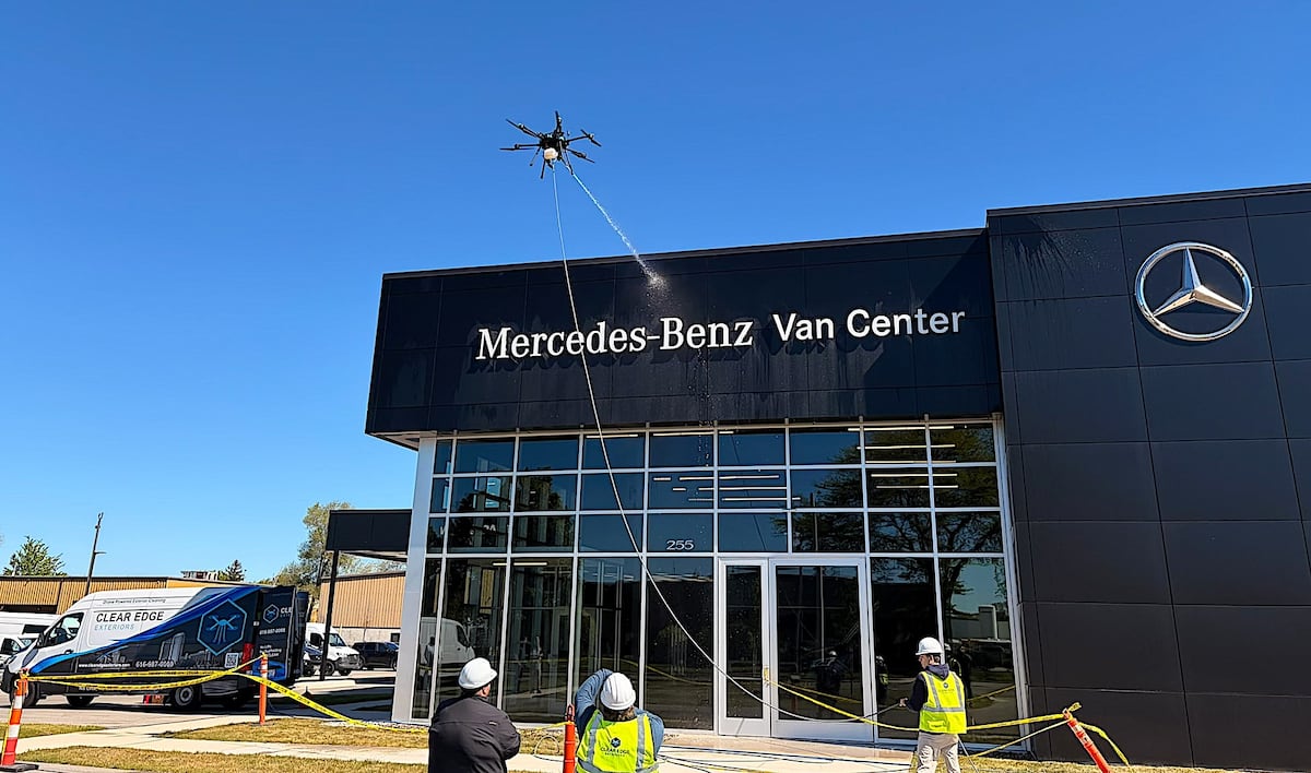 Un ancien développeur crée une startup de nettoyage par drone après avoir perdu son emploi à cause de l&rsquo;IA
