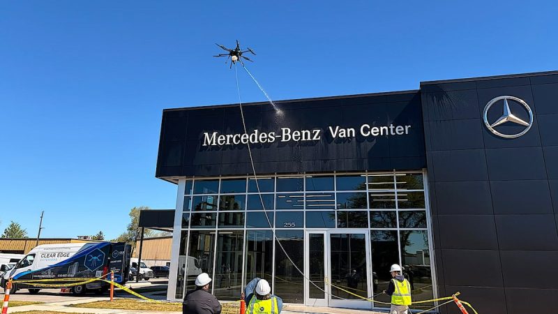 Un ancien développeur crée une startup de nettoyage par drone après avoir perdu son emploi à cause de l&rsquo;IA