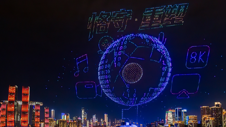 Un spectacle de drones illumine Chongqing avant le 5e Forum CMG
