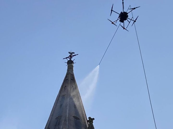 Un drone pour nettoyer le clocher de l&rsquo;église de La Haye-Fouassière